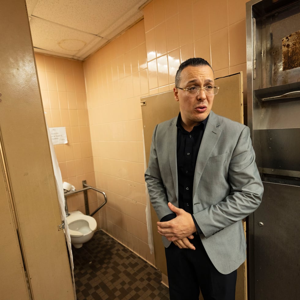El defensor de las Personas con Impedimentos, Fernando Díaz Rivera, muestra las fallas en el baño contiguo a la agencia, en el que no funciona el espacio para personas en sillas de ruedas y permanece en condiciones insalubres.