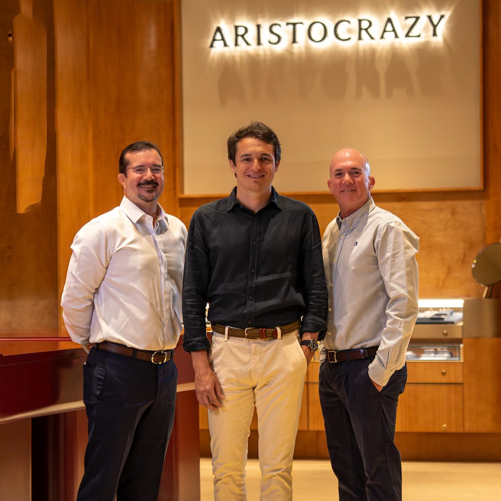 Carlos Chaves, Juan Suárez y Manolo Chaves en la nueva tienda Aristocrazy. Los hermanos Chaves serán los franquiciados de la joyería española en Puerto Rico. Suárez, al centro, es el CEO de la empresa familiar en su tercera generación.