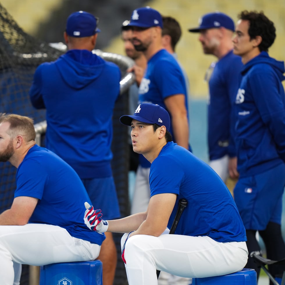 Shohei Ohtani espera junto a Max Muncy su turno en la caja de bateo durante la sesión de entrenamiento en el día libre de la Serie de Campeonato de la Liga Nacional.