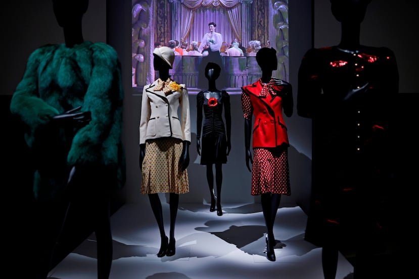 El foco de la muestra se sitúa en señalar la evolución de las relaciones hombre-mujer, la capacidad de vestir y poner rostro a lo diferente, y aquellas ligeras transiciones de género que en el cine, y con la ayuda de vestuario, fueron transformando los roles de poder. (EFE)