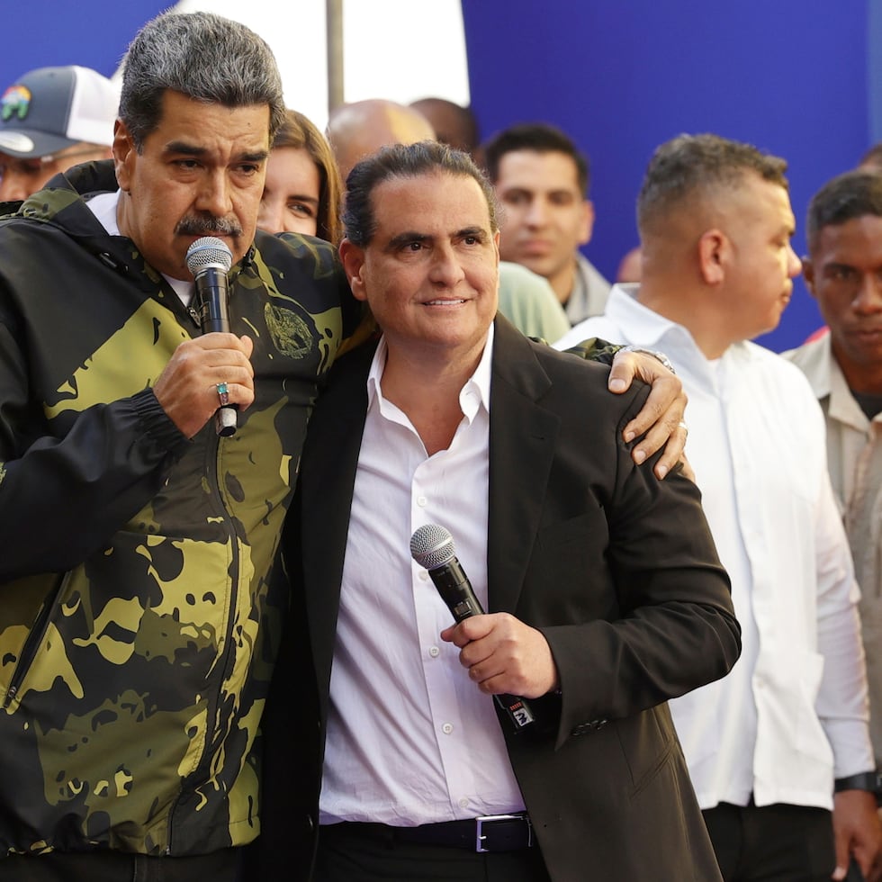 El presidente venezolano Nicolás Maduro, izquierda, y Alex Saab durante un evento para conmemorar el aniversario del golpe de Estado de 1958 en el que el dictador Marcos Pérez Jiménez fue derrocado, en Caracas, Venezuela, el 23 de enero de 2024.