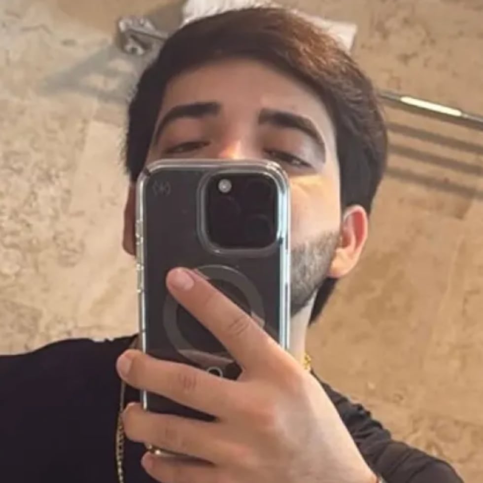 Asesinan a tiros al influencer César Gastelum durante una transmisión en vivo en el estado de Sinaloa.