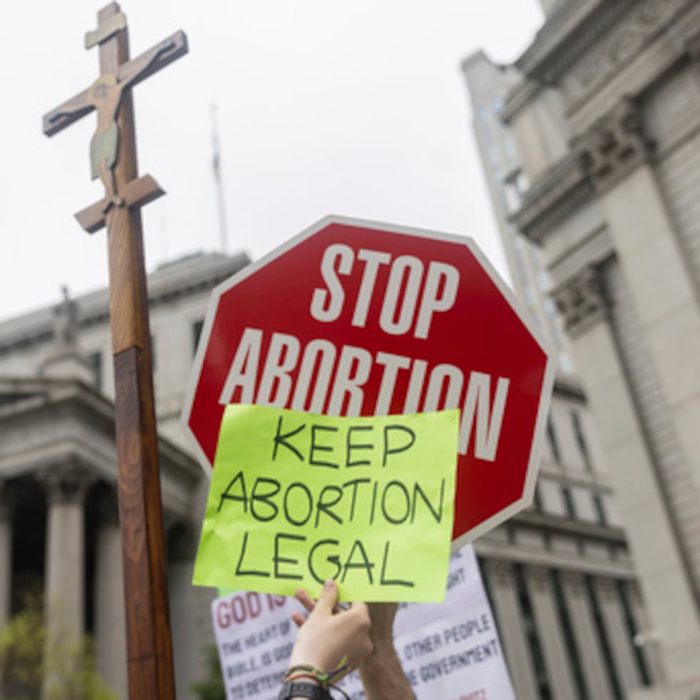 Su cenit reciente que nos toca fue el reclutamiento por el liderato cristiano, con apoyo electoral, a Donald Trump a cambio de ilegalizar el aborto. Absurdo ejercicio católico, pues su catecismo prohíbe usar el mal para hacer bien, escribe Eudaldo Báez Galib.