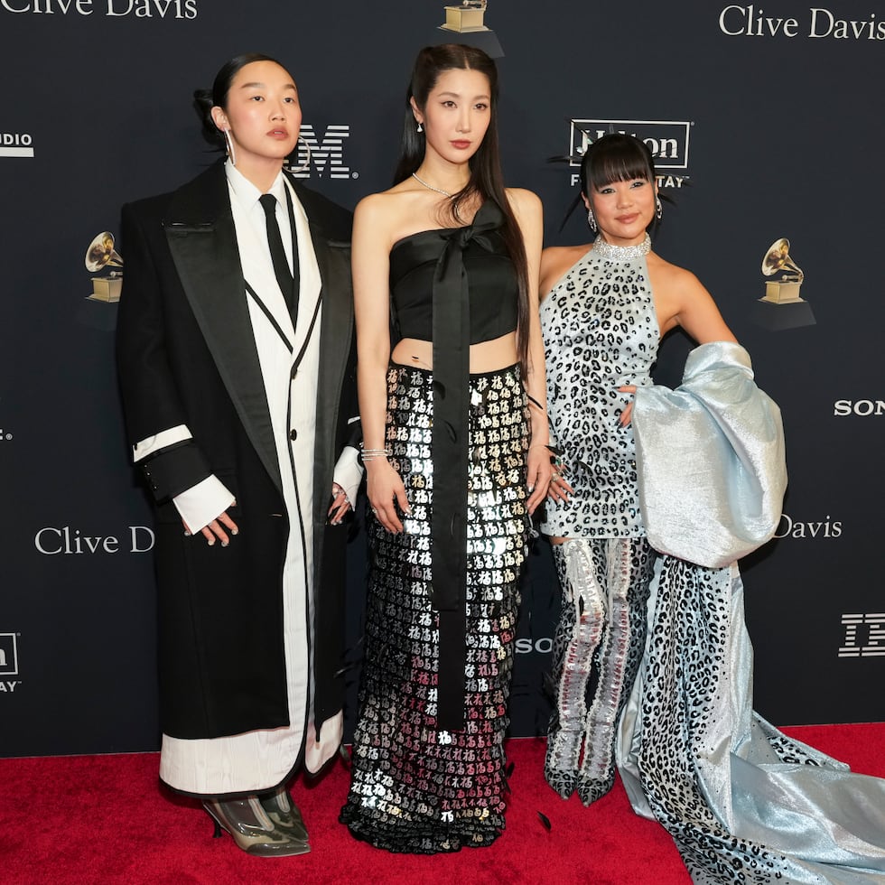 Audrey Nuna, EJAE y Rei Ami. (AP Photo/Chris Pizzello)