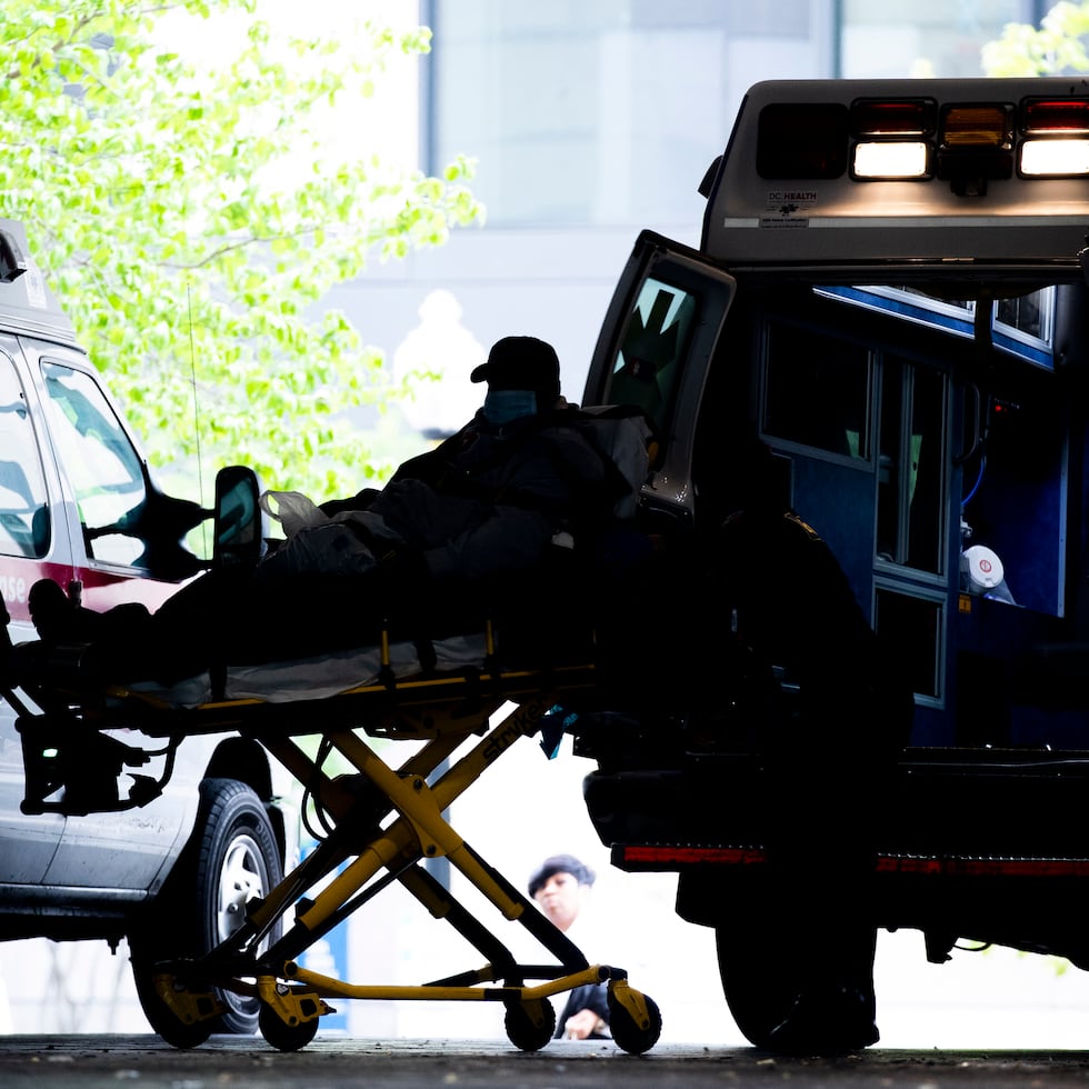 Uno de los hombres fue transportado a un hospital para recibir asistencia médica por la herida abierta causada con un machete.