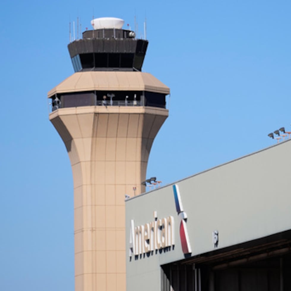 Torres de control en Austin y Dallas (Texas), Newark, Boston (Massachussets), Denver (Colorado), Nashville (Tennessee) y Phoenix (Arizona) reportaron escasez de personal durante el fin de semana.