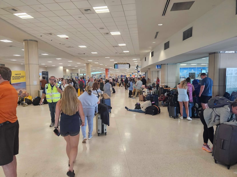 Pasajeros esperaban por noticias mientras intentaban buscar alojamiento o conseguir nuevos vuelos.