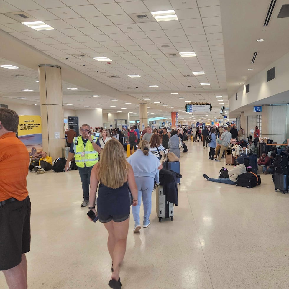 Pasajeros esperaban por noticias mientras intentaban buscar alojamiento o conseguir nuevos vuelos durante este domingo.