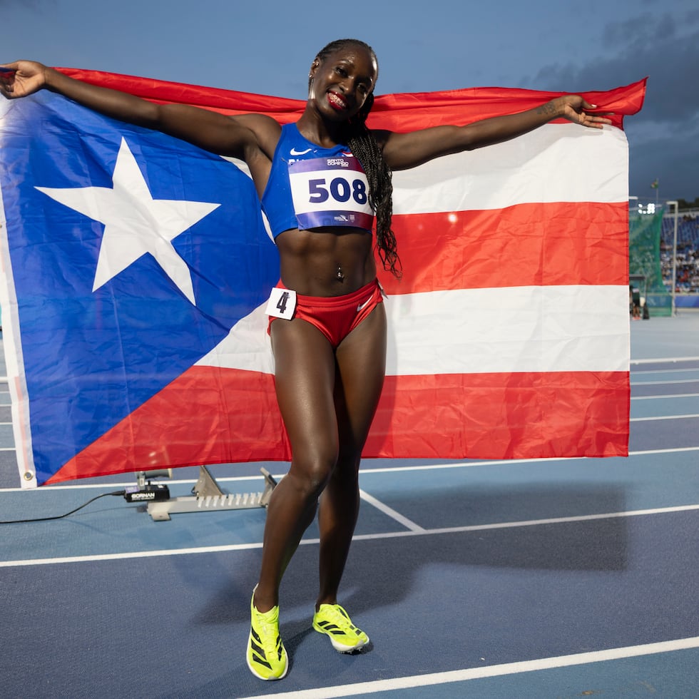 Grace Claxton posa con la monoestrellada tras conquistar la medalla de plata en los 400 metros con vallas.