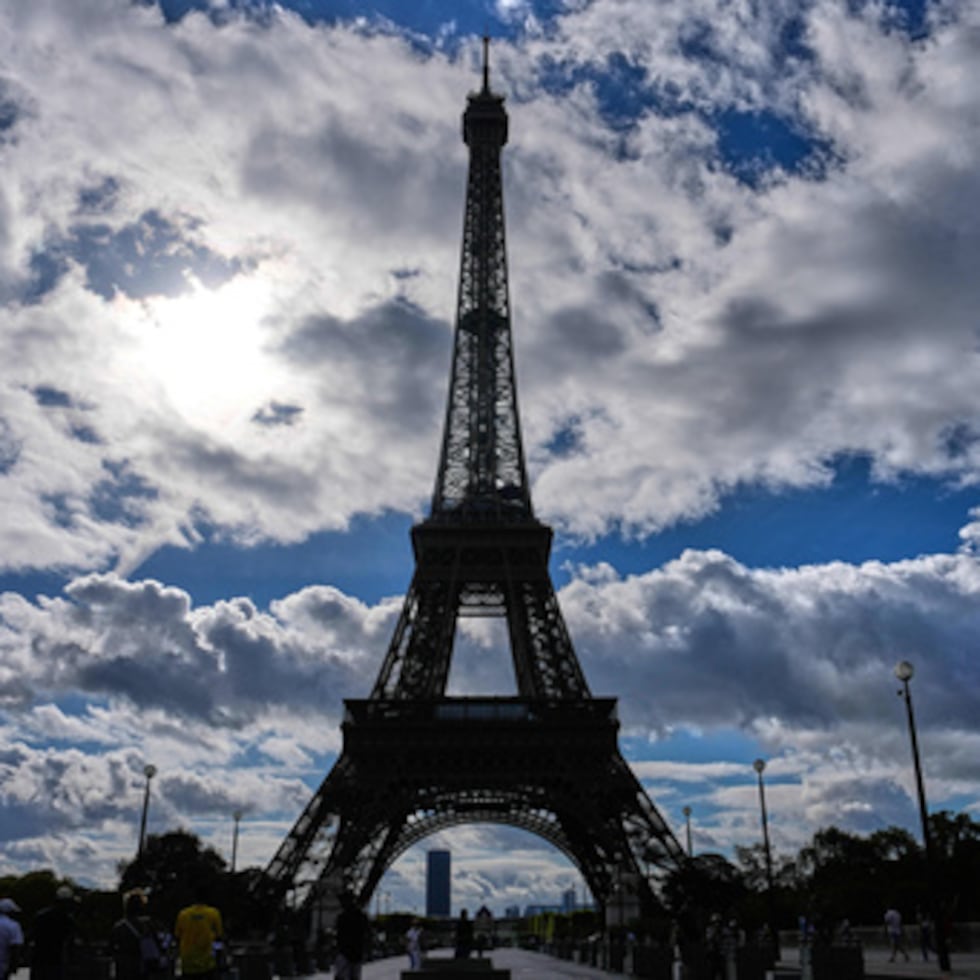 La Torre Eiffel, de 137 años, recibe la visita de unas 7 millones de personas cada año.