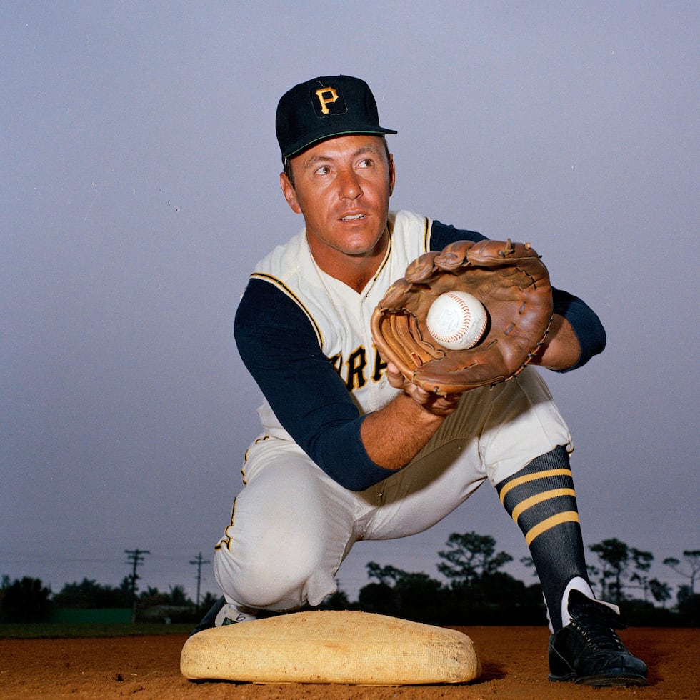 El jugador de cuadro de los Piratas de Pittsburgh, Bill Mazeroski, aparece en la foto en 1967.
