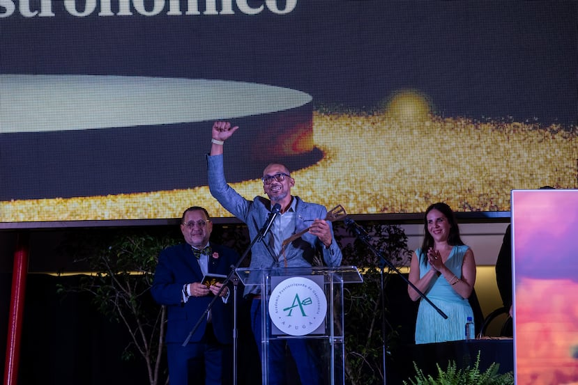 El chef Carlos Portela, de Orujo Taller Gastronómico, celebra el premio a la Gastronomía satisfactoria.