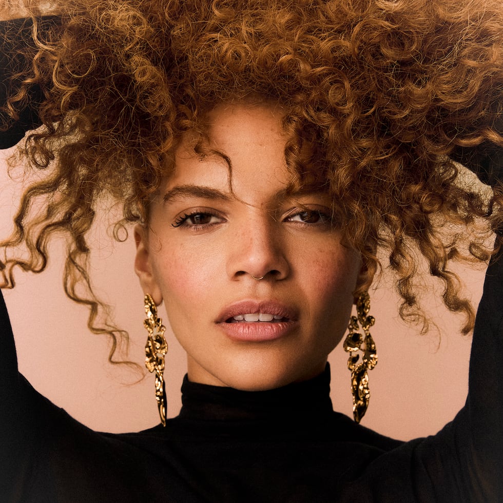 Luego de convertirse en una de las estrellas más jóvenes y exitosas de la música latina, Leslie Grace comenzó su viaje musical siendo una jovencita de 16 años, pero que a sus 31, siente la misma emoción que dan los nuevos comienzos.