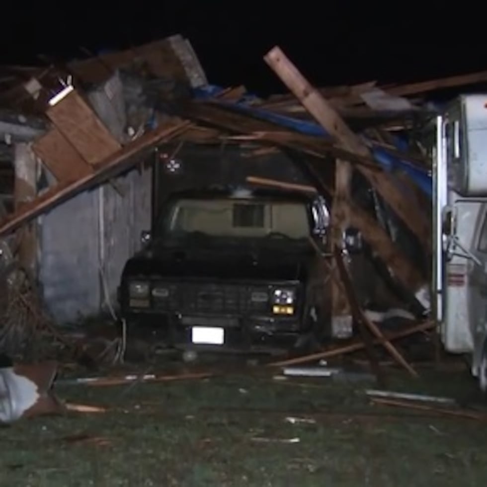 Equipos rescataron a algunas personas que quedaron atrapadas en sus viviendas dañadas, al menos 70 postes de servicios públicos fueron derribados y muchas carreteras eran intransitables.
