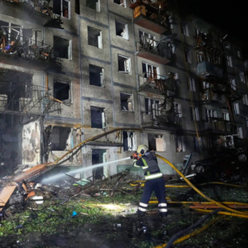 El personal de los servicios de emergencia trabaja para extinguir un incendio tras los ataques con misiles rusos en Kiev, Ucrania, el sábado 1 de agosto.