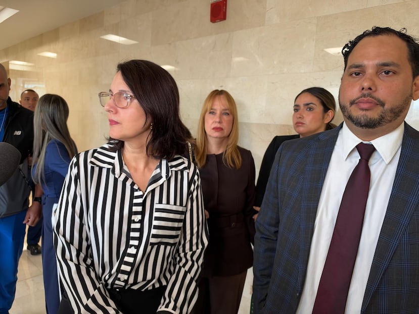 Los fiscales Liza Morales Jusino y Pedro Mateo Casado llegaron a sala con la mamá de la víctima, Keyla Castro Collazo.