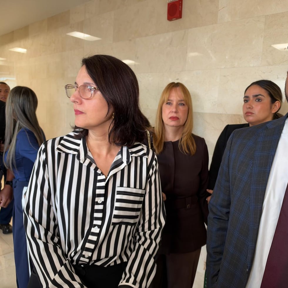 Los fiscales Liza Morales Jusino y Pedro Mateo Casado llegaron a sala con la mamá de la víctima, Keila Castro Collazo.