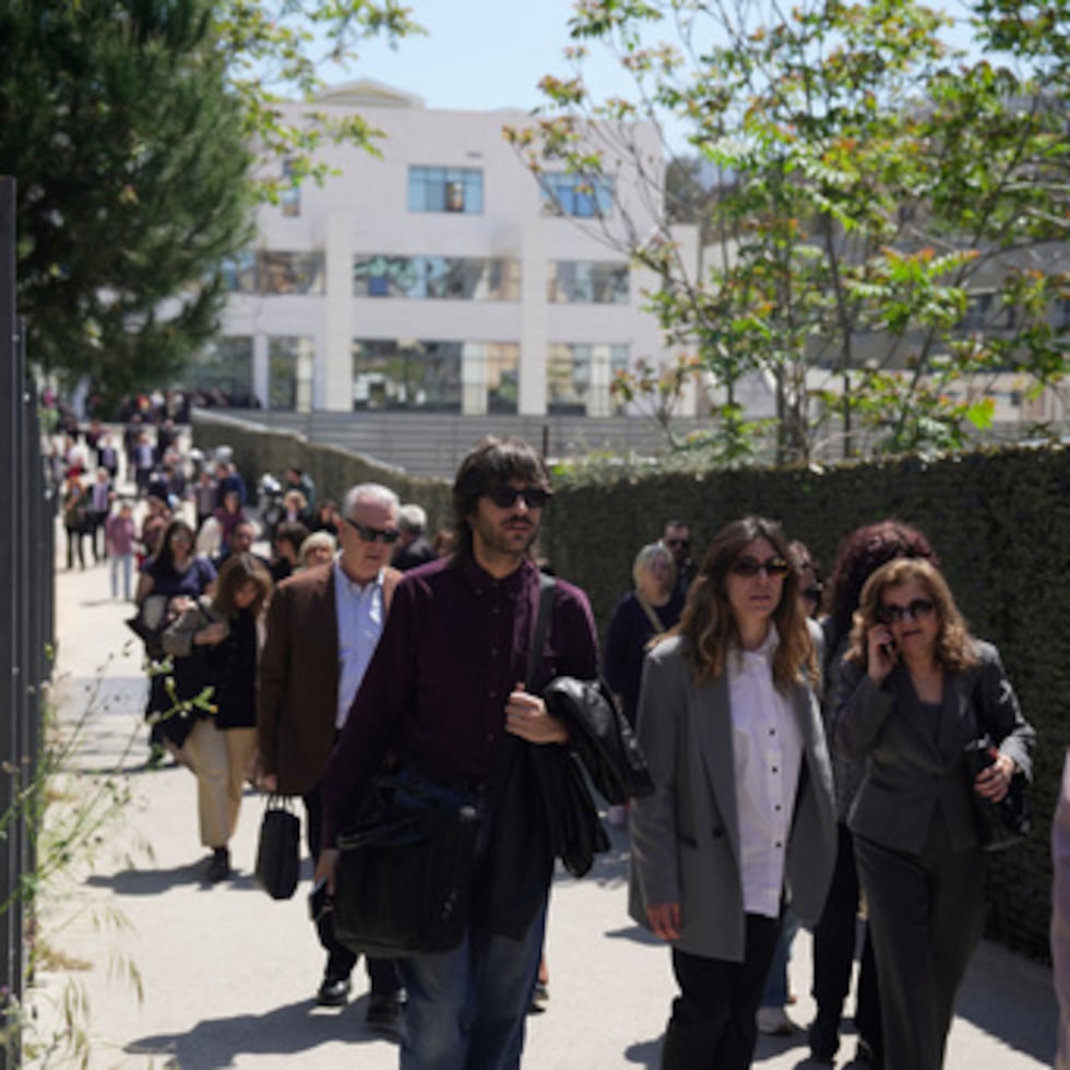 Varias personas abandonan un juzgado después de que un hombre armado abriera fuego.