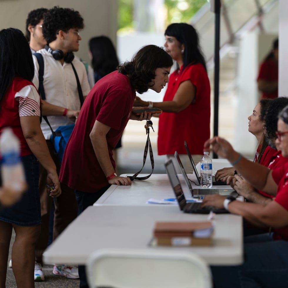 Cientos de estudiantes del recinto de Río Piedras de la UPR participaron este martes en una asamblea general ordinaria.
