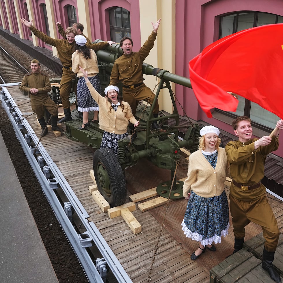 Actores participan en una recreación histórica que representa la llegada de trenes tras el fin de la guerra, como parte de las celebraciones previas al aniversario 81 de la victoria de la Unión Soviética sobre la Alemania nazi durante la Segunda Guerra Mundial, en la estación de tren de Baltiysky en San Petersburgo, Rusia, el jueves 7 de mayo de 2026.