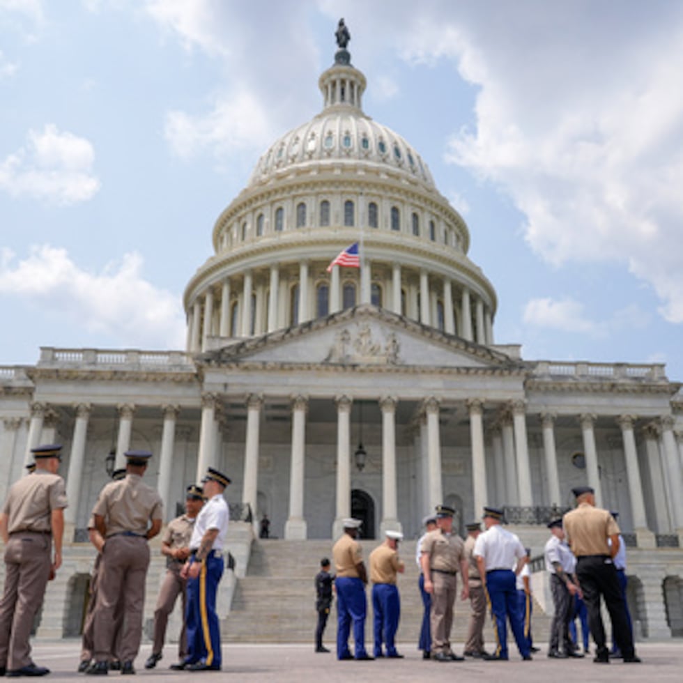 Miembros del ejército se encuentran frente al Capitolio de Estados Unidos para ensayar la ceremonia fúnebre del senador Lindsey Graham.