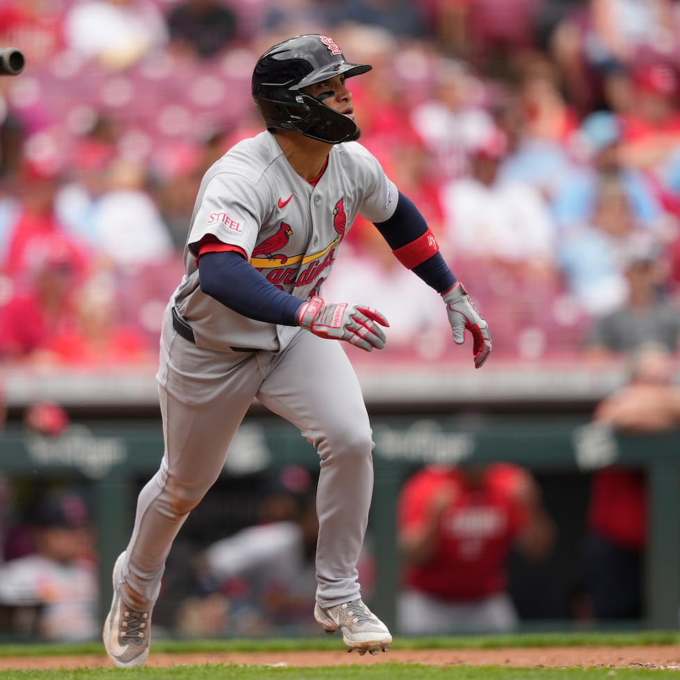 Bryan Torres, de los Cardinals, sigue la trayectoria de la pelota al sacudir un jonrón de dos carreras en la novena entrada ante Cincinnati.
