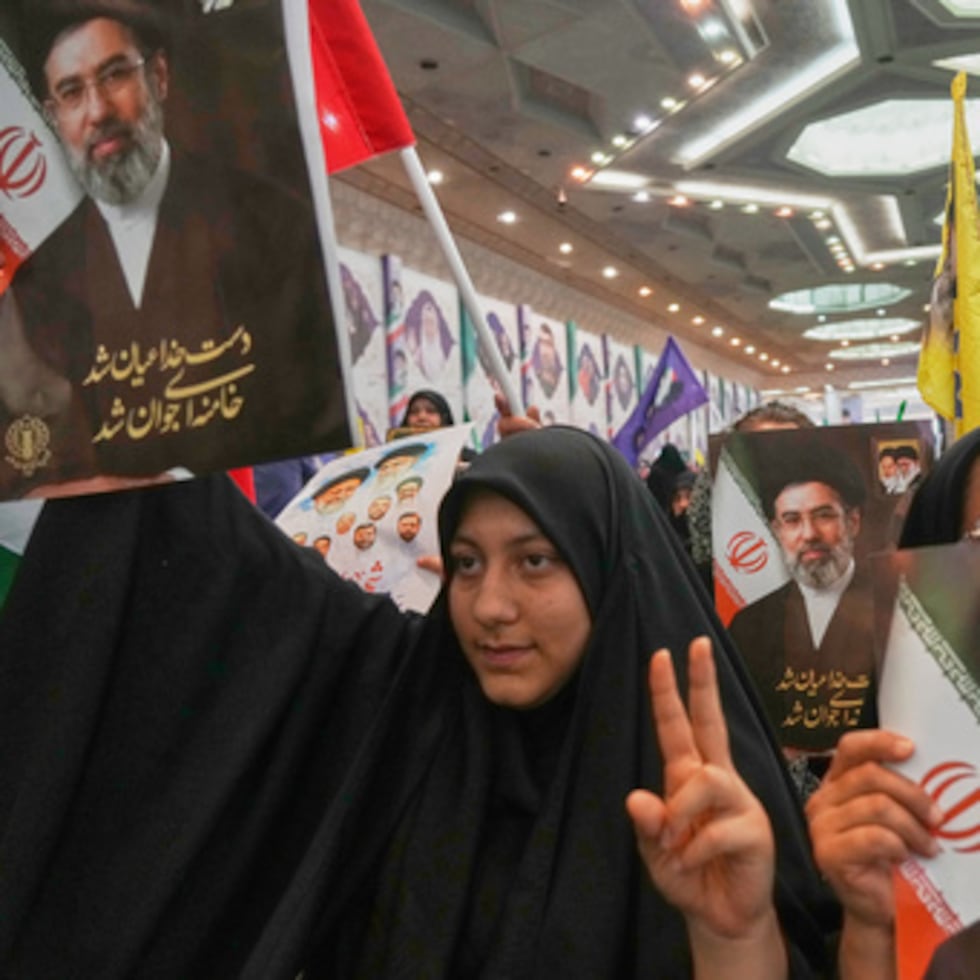 Mujeres sostienen retratos del Líder Supremo de Irán, el ayatolá Mojtaba Jamenei, durante una ceremonia en honor a las fuerzas armadas y a los caídos en la guerra con Israel y Estados Unidos en la Gran Mezquita del Imán Jomeini en Teherán, Irán.