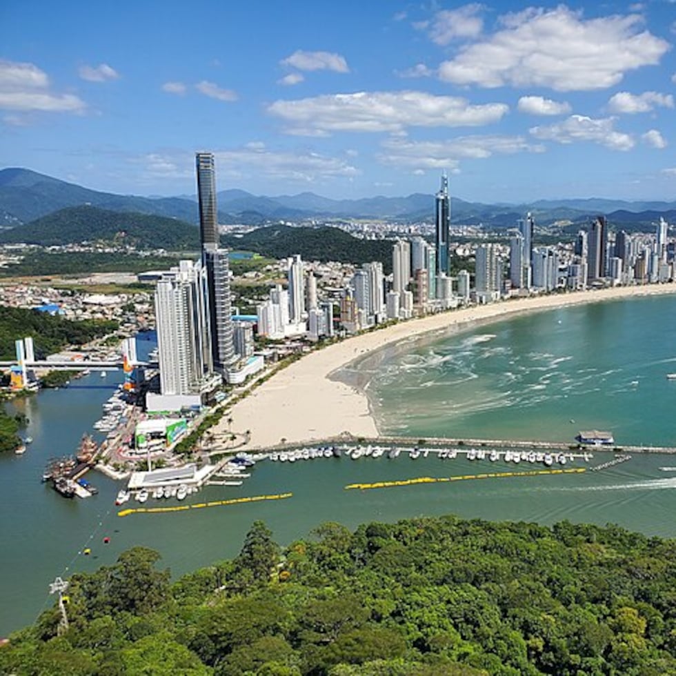 El investigado lanzó la maleta con esa cantidad en reales brasileños desde un apartamento allanado en el piso 30 de un edificio de apartamentos ubicado en la ciudad turística de Balneário Camboriú.