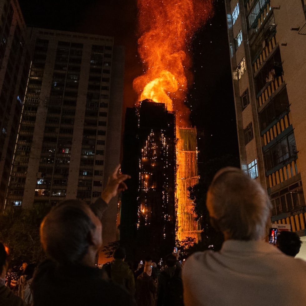 Trabajadores de emergencias trabajaban para extinguir el incendio.