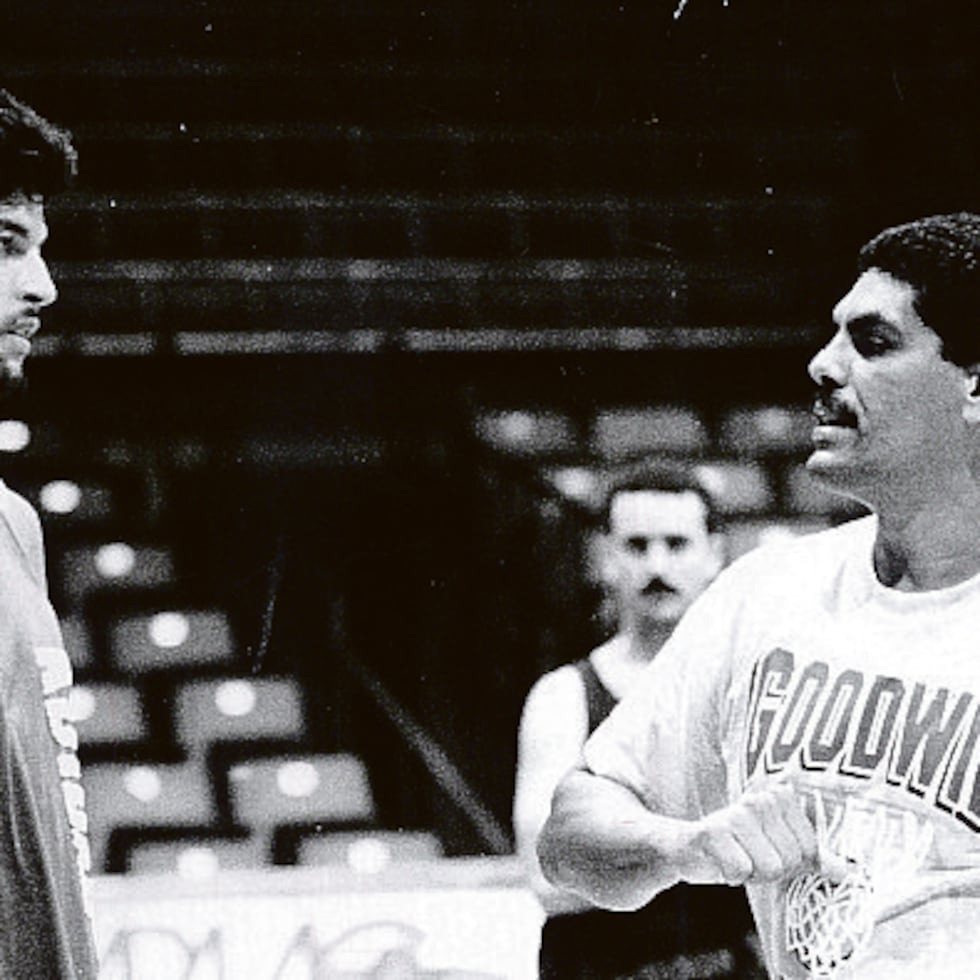 Durante una práctica de la Selección Nacional de Baloncesto, Raymond Dalmau le daba instrucciones a José “Piculín” Ortiz, mientras Federico “Fico” López observaba la escena.