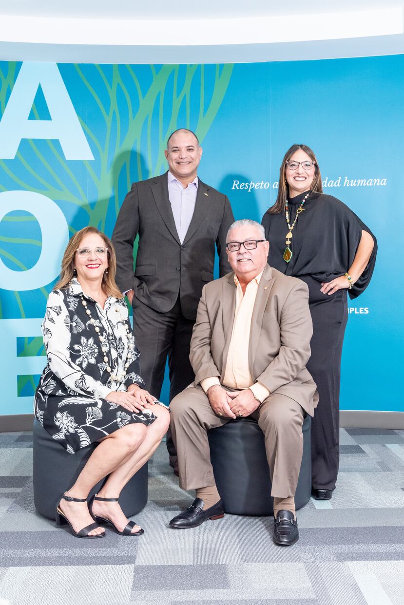 De izquierda a derecha, al frente, Luisana Rincón Vela, vicepresidenta de Recursos Humanos; y Luis M. Cordero Rivera, presidente ejecutivo. Atrás, en el mismo orden, Yamil J. García Díaz, vicepresidente ejecutivo; y Dra. Marisel Cardona Ruiz, gerente de Recursos Humanos.