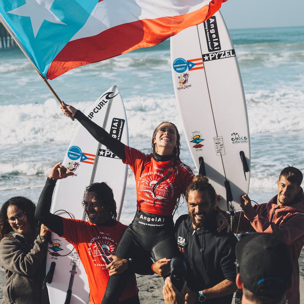 La puertorriqueña Alelí Medina celebra su cuarto título en el Mundial de Para Surfing de la ISA.