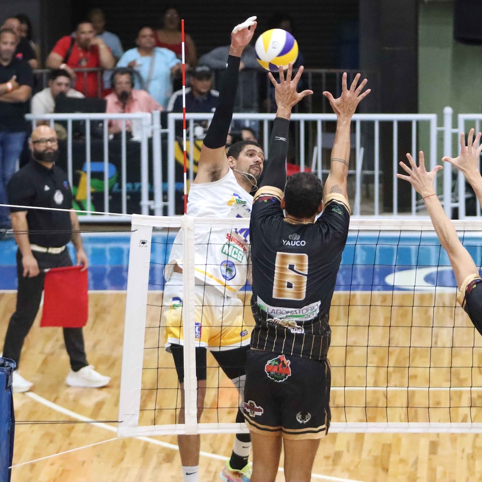 Jalen Penrose atacando cerca de la antena ante el intento de bloqueo de Yauco.