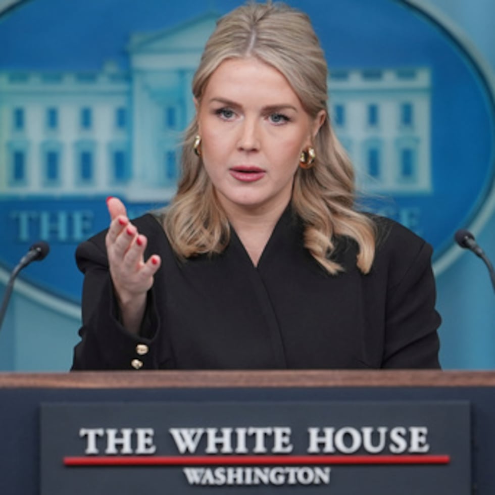 La secretaria de prensa de la Casa Blanca, Karoline Leavitt, habla durante una rueda de prensa en la Casa Blanca, el jueves 11 de diciembre de 2025, en Washington. (AP Photo/Evan Vucci)