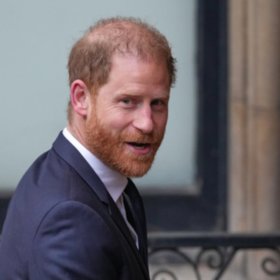 El juicio se produce mientras Harry intenta reparar una relación dañada con su familia desde que se mudó a Estados Unidos y quemó el puente tras de sí escribiendo unas abrasadoras memorias de 2023, “Spare”, y aireando otros agravios familiares en una serie de Netflix.