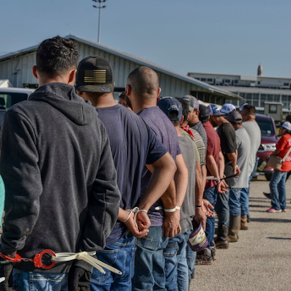 Los inmigrantes con historial delictivo representan una minoría absoluta, afirma Edwin Rivera Ortiz. Enla foto personas detenidas en una redada efectuada por agentes del ICE en Lousiana.