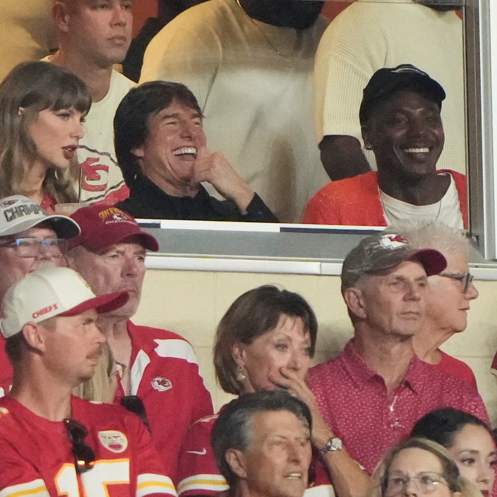 Taylor Swift sentada junto a Tom Cruise, mientras observan la primera mitad de un partido de la NFL entre los Chiefs de Kansas City y los Broncos de Denver, el lunes 14 de septiembre de 2026, en Kansas City, Misuri.
