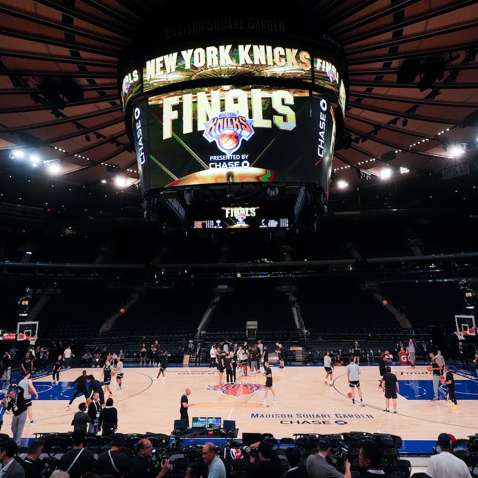 Los Spurs de San Antonio entrenan antes del Juego 3 de la serie de las Finales de la NBA contra los Knicks de Nueva York.