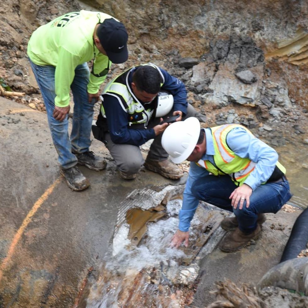 Funcionarios de la Autoridad de Acueductos y Alcantarillados inspeccionan una avería reciente en el Superacueducto en Manatí.
