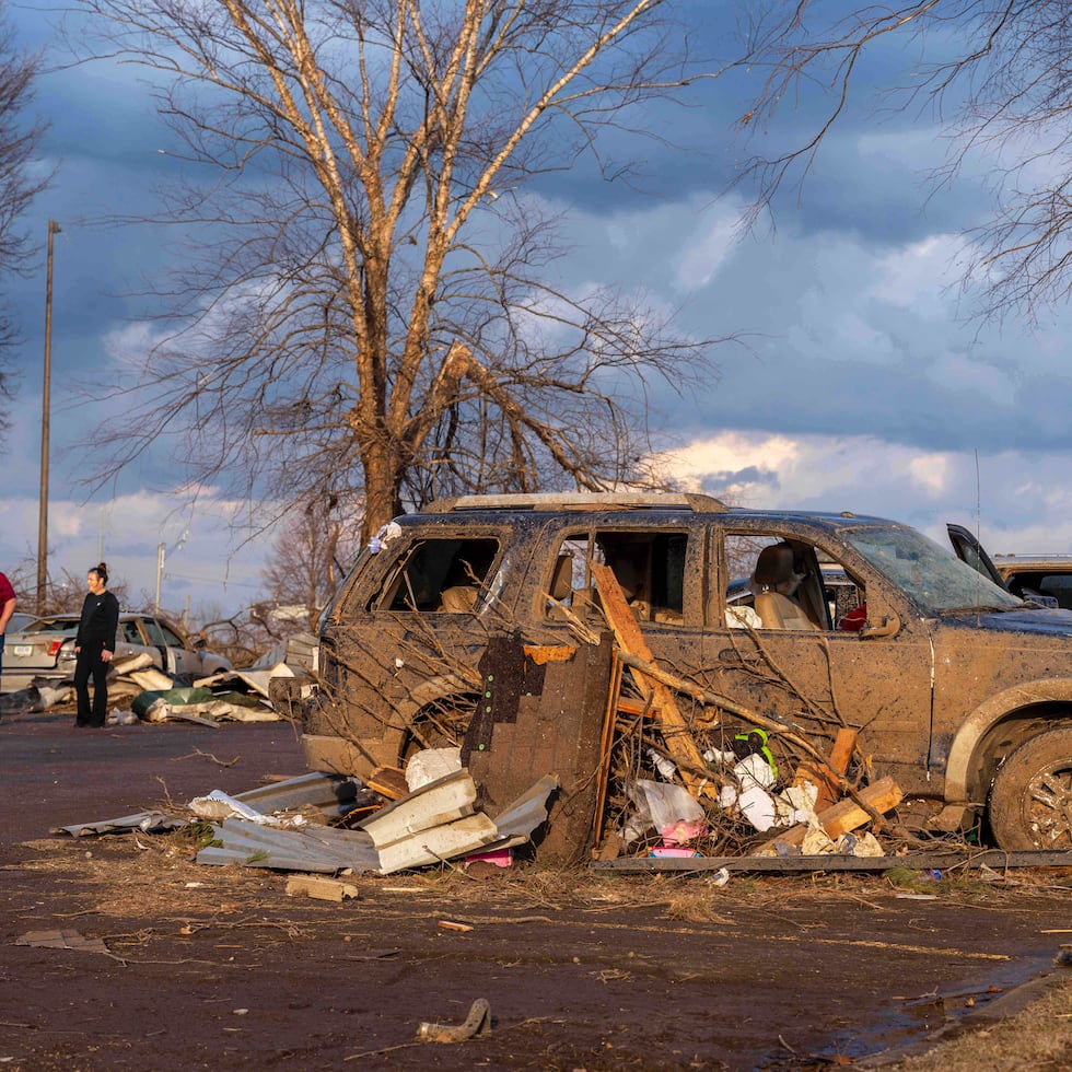 Se observa daño en el automóvil en el que estaba Ashley Steel cuando un tornado, según reportes, impactó un Applebee’s en Three Rivers, Michigan.