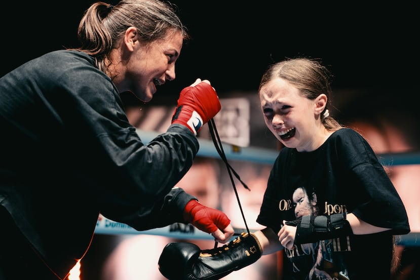 Katie Taylor comparte con una joven fanática que estalló en llanto al tenerla tan cerca en un momento emotivo de su entrenamiento público para su pelea ante Flora Pili.