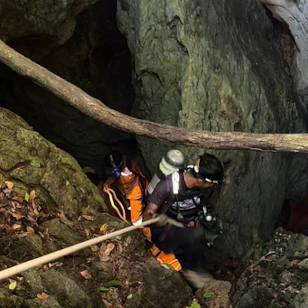 En esta imagen difundida por Metta Tham Rescue Kalasin, los equipos de rescate intentan llegar hasta las personas que han quedado atrapadas en una cueva en la provincia de Xaisomboun.