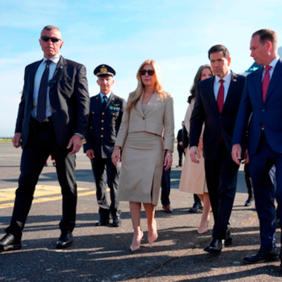 El secretario de Estado de Estados Unidos, Marco Rubio, junto al embajador estadounidense ante la Santa Sede, Brian Burch, a su llegada al aeropuerto de Ciampino, en Roma, para una visita de dos días a Italia y el Vaticano, el 7 de mayo de 2026.