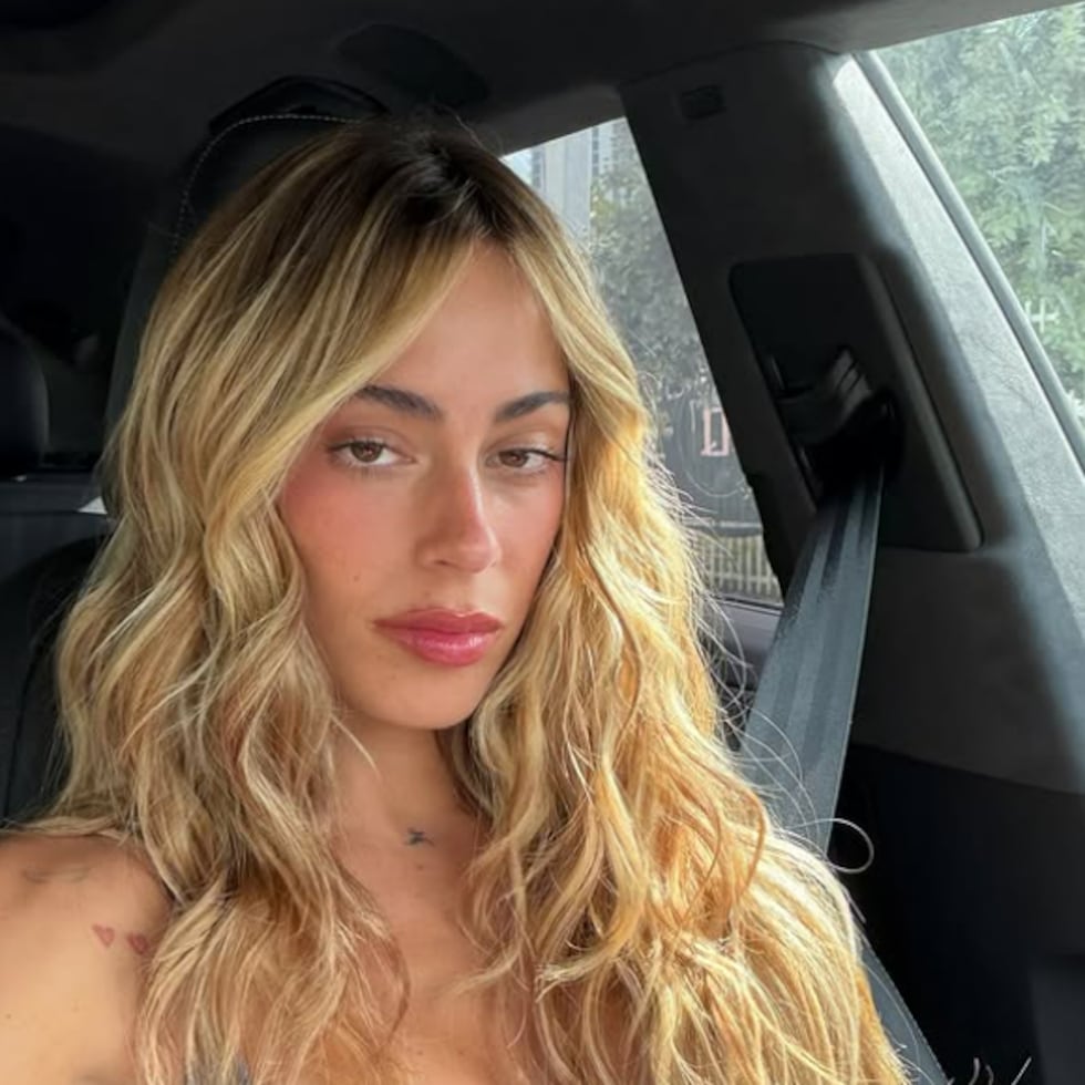 La cantante argentina Tini Stoessel enfrenta una disputa con su padre, Alejandro Stoessel, quien la representó durante 15 años, tras detectar que no tiene participación ni control sobre las empresas que gestionan sus ingresos derivados de su música, imagen, contratos comerciales y espectáculos, con una posible fortuna estimada en 70 millones de dólares.