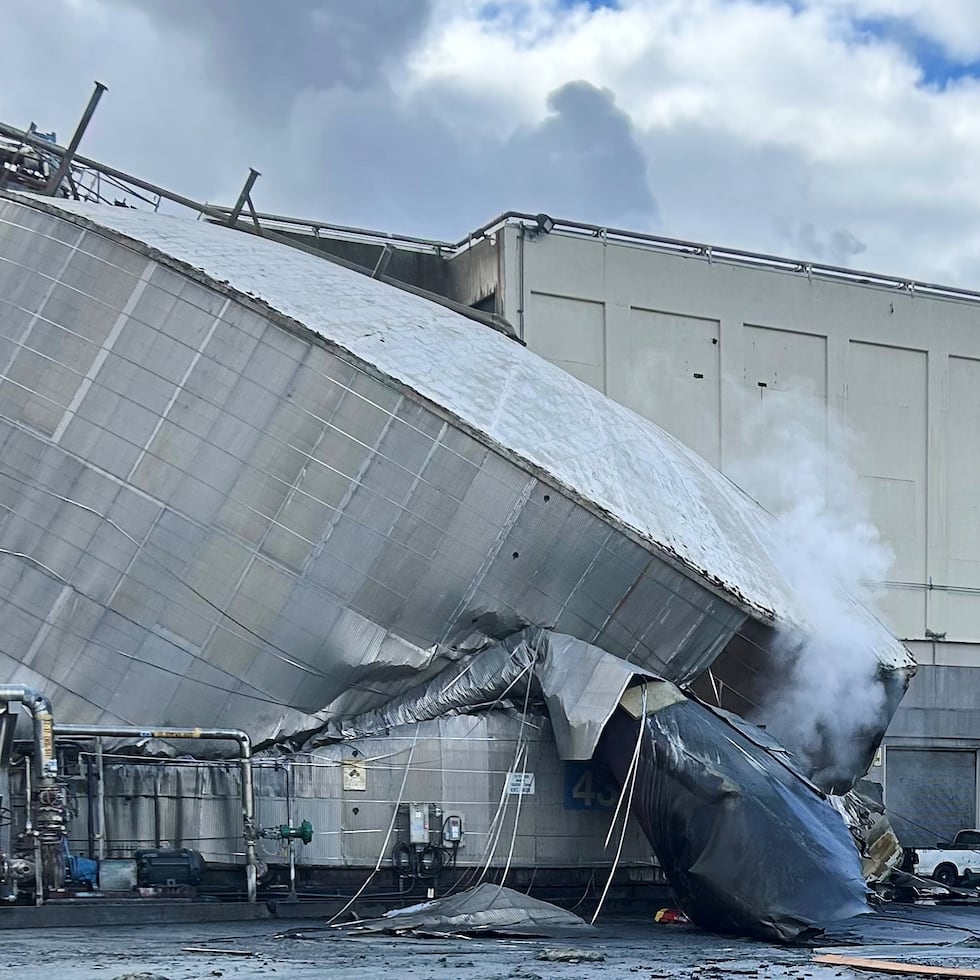 Esta fotografía, proporcionada por la ciudad de Longview, Washington, muestra los daños estructurales en la planta de Nippon Dynawave Packaging Co., luego de que un tanque que contenía líquido peligroso implosionara el martes 26 de mayo de 2026 en Longview, Washington.
