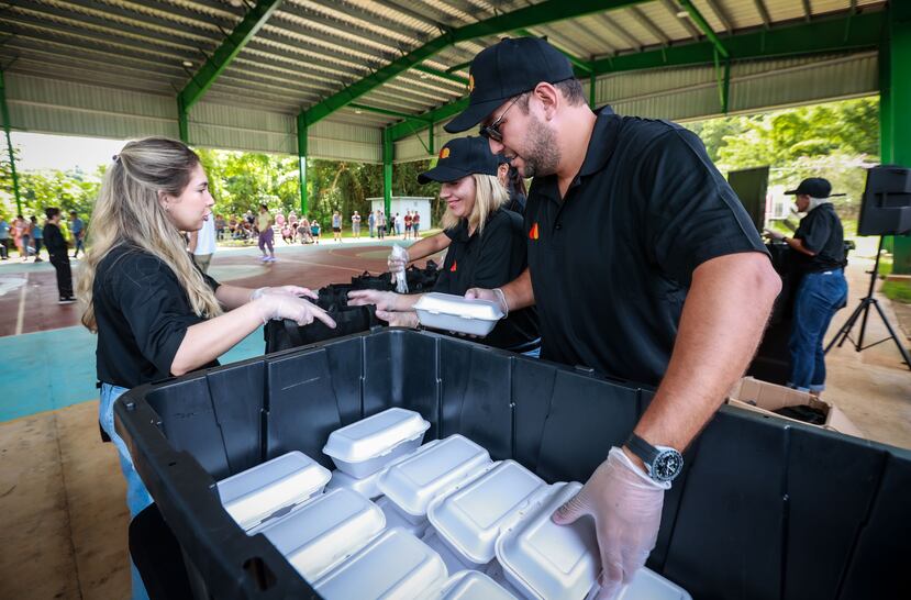 En la foto, Johann Padilla e Indira Sánchez de Mastercard distribuyen los almuerzos.