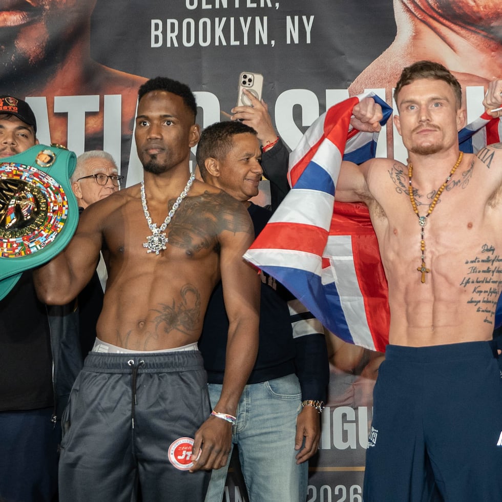 Subriel Matías, el campeón mundial, frente a su retador mandatorio, Dalton Smith, luego del pesaje.