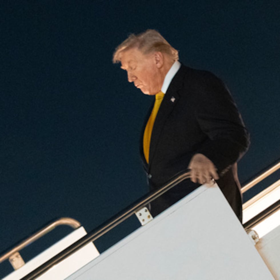 Agentes con uniformes secretos negros que los identificaban como miembros del Servicio Secreto de Estados Unidos se unieron a militares, policías y otros guardias dentro y fuera del estadio Northwest.