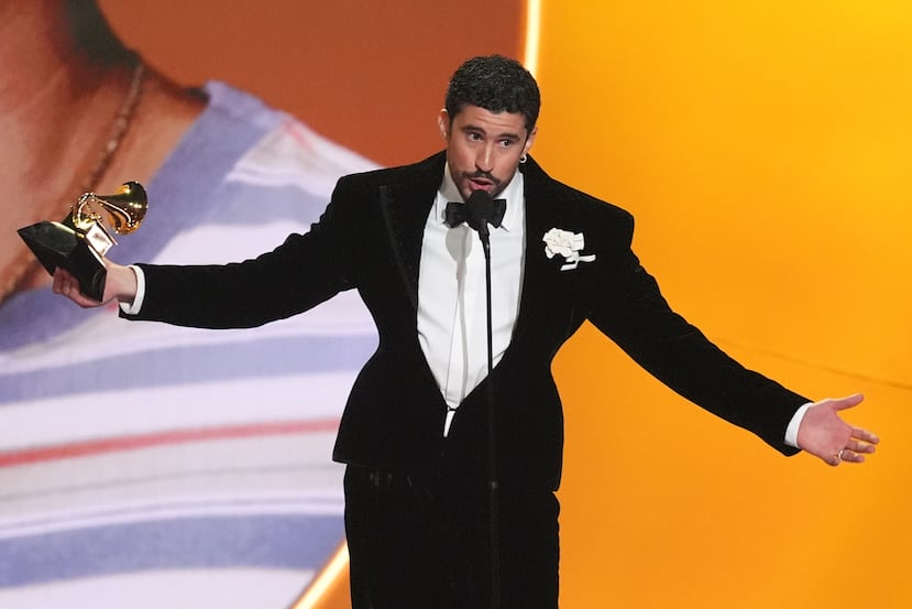Bad Bunny acepta el premio al álbum del año por "Debí Tirar Más Fotos" durante la 68ª edición anual de los Premios Grammy el domingo 1 de febrero de 2026, en Los Ángeles. (Foto AP/Chris Pizzello)