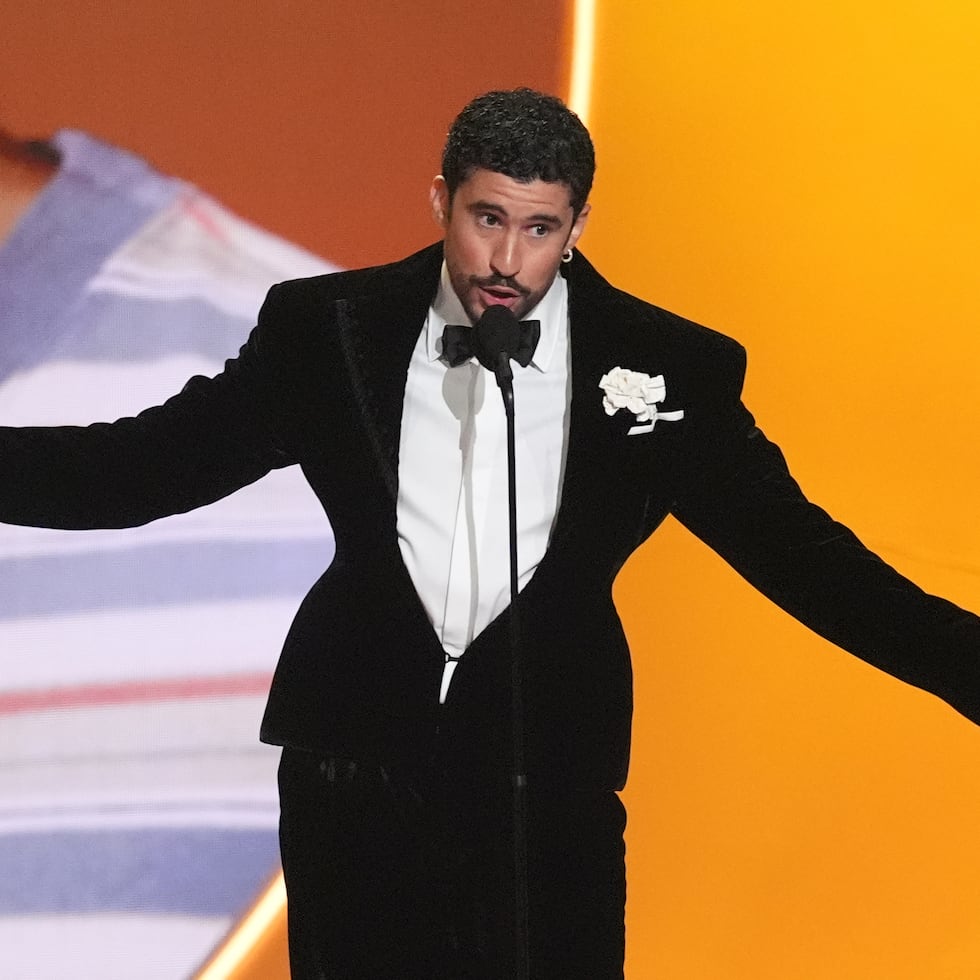 Bad Bunny acepta el premio al Álbum del Año por "Debí Tirar Más Fotos".